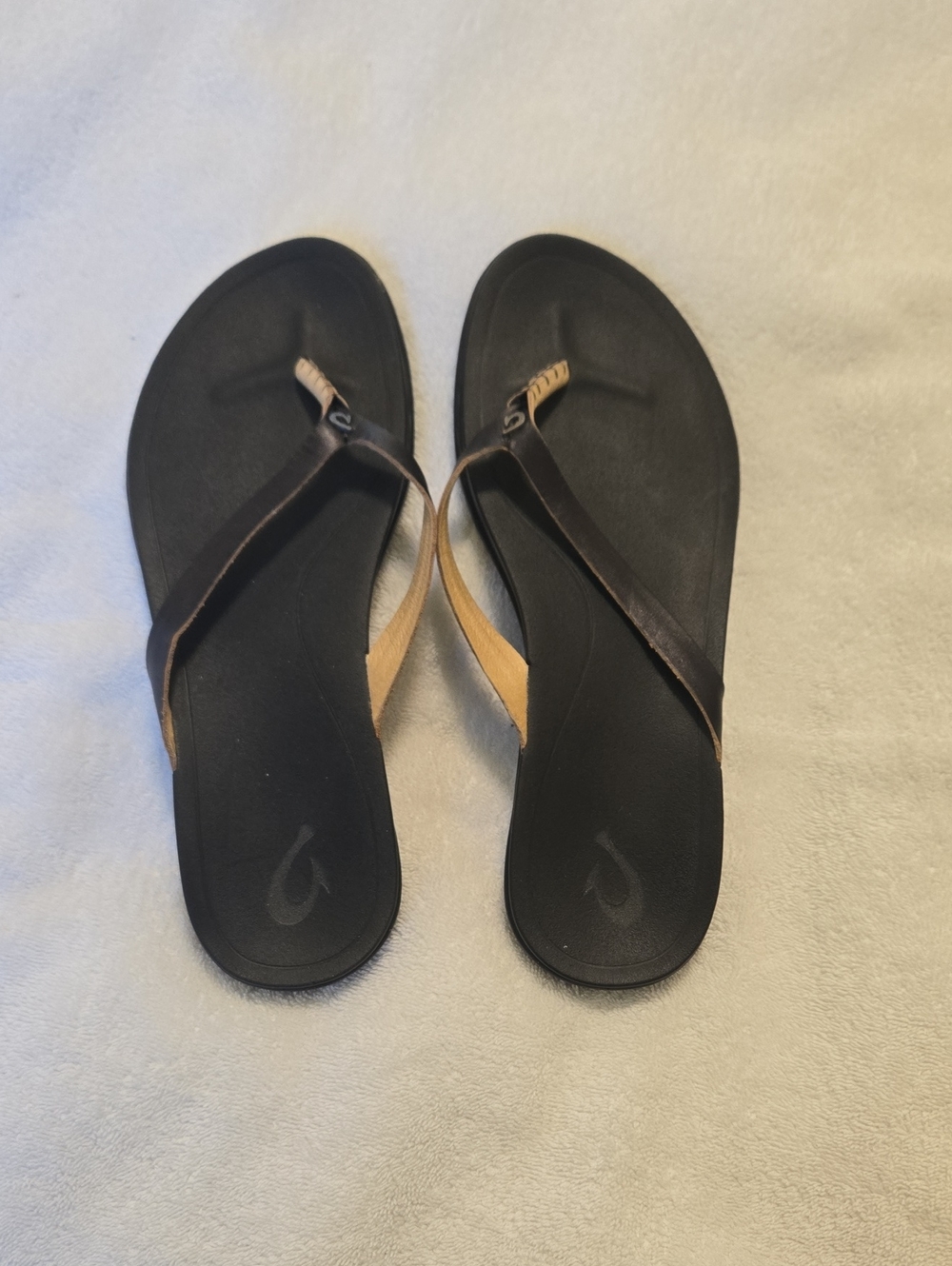 Olukai Women's Black and Tan Leather Thong Sandals